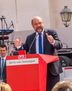 FRANKFURT, GERMANY - 25 AUG 2017: Alman iptali adayı Martin Schulz, Frankfurt 'taki Roemer mekanında seyircilerine bir konuşma yaptı.