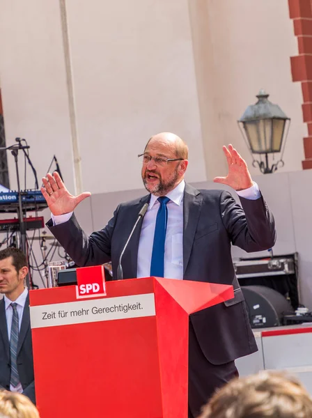 FRANKFURT, GERMANY - 25 AUG 2017: Alman iptali adayı Martin Schulz, Frankfurt 'taki Roemer mekanında seyircilerine bir konuşma yaptı.