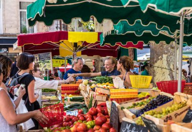 AIX EN PROVENCE, FRANCE - 17 AUG 2017: İnsanlar Aix en Provence 'deki gıda pazarına alışverişe gider. Yerel çiftçi markette taze sebze ve meyvelerini sunar..