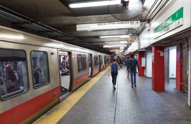 BOSTON, ABD - 11. SEP 2017: İnsanlar Boston 'daki ABD' nin en eski metrosuyla seyahat ediyor. Şehir merkezindeki istasyon, 19. yüzyılın sonlarında ABD 'de inşa edilen ilk metro istasyonu..