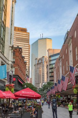 BOSTON, ABD - 11. SEP 2017: Boston şehir merkezindeki yaya bölgesinde insanlar. Yaya sahası, insanları açık hava restoranları, tarihi binalardaki dükkanları ve yeni modern gökdelen mimarisini davet ediyor..