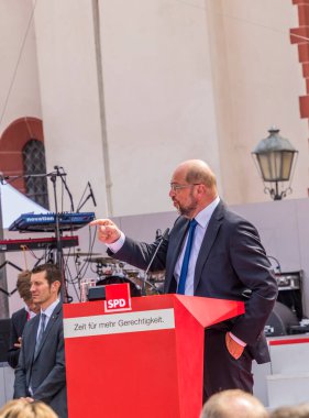 FRANKFURT, GERMANY - 25 AUG 2017: Alman iptali adayı Martin Schulz, Frankfurt 'taki Roemer mekanında seyircilerine bir konuşma yaptı.