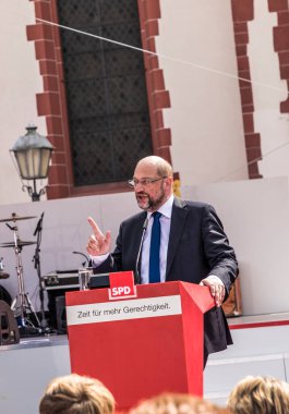 FRANKFURT, GERMANY - 25 AUG 2017: Alman iptali adayı Martin Schulz, Frankfurt 'taki Roemer mekanında seyircilerine bir konuşma yaptı.