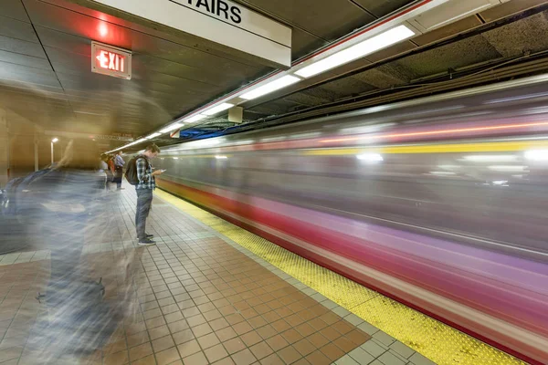 Boston Abd Sep 2017 Abd Deki Eski Metroyla Insanlar Kırmızı — Stok fotoğraf