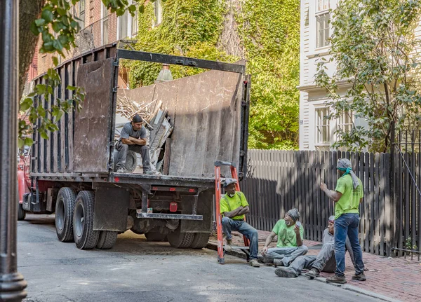 Boston Usa Sep 2017 People Carry Waste Debris Old House — Stock Photo, Image