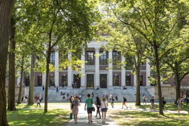 CAMBRIDGE, MA, ABD - 13 Eylül 2017: Harvard Yard 'da öğrenciler ve turistler, Cambridge, MA, ABD' deki Harvard Üniversitesi kampüsünün açık yaşlı kalbi.