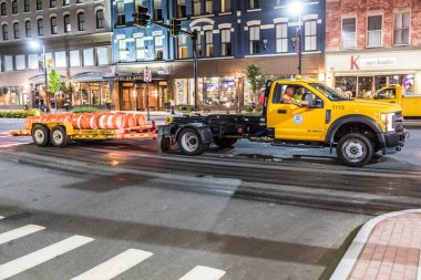 Pittsfield şehir merkezindeki bir sokak festivali için kullanılan tampon ve direkler, sokak festivali kapandıktan sonra nakledilecek..