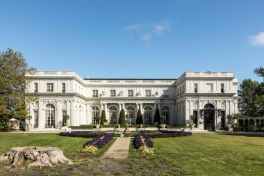 NEWPORT, RHOde Adası - 23 SEP 2017: Newport Rhode Island 'daki tarihi Mermer Ev' in dış görünüşü. Bu eski Vanderbilt Malikanesi artık tanınmış bir seyahat merkezi..