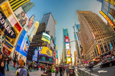 New York, Usa 4 Ekim 2017: Haber 'in neon reklamları, markalar ve sinemalar Times Meydanı' nda öğleden sonra. Times Meydanı New York yaşamı ve eğlencesi için bir semboldür..