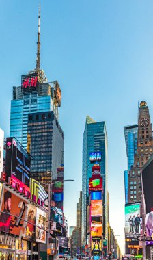 New York, Usa 4 Ekim 2017: Haber 'in neon reklamları, markalar ve sinemalar Times Meydanı' nda öğleden sonra. Times Meydanı New York yaşamı ve eğlencesi için bir semboldür..