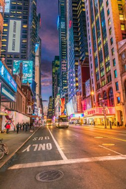 New York, Usa - 5 Ekim 2017: Akşam üzeri Times Meydanı 'nda haber, marka ve tiyatroların neon reklamları. Times Meydanı New York yaşamı ve eğlencesi için bir semboldür..