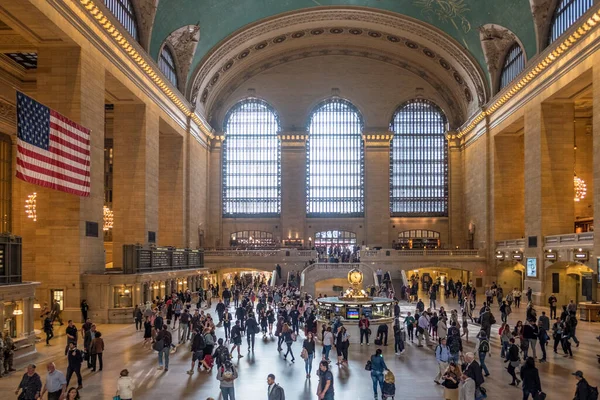 美国纽约 2017年4月4日 人们沿着具有历史意义的大中央车站主干道的内部移动 — 图库照片