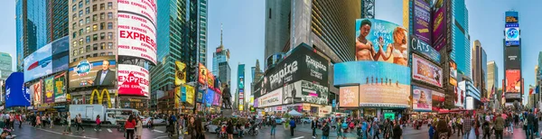2017年10月4日 人々は午後遅くにニュース ブランド 劇場のネオン広告で時間の広場を訪問します タイムズスクエアはニューヨークの生活と娯楽の象徴です — ストック写真