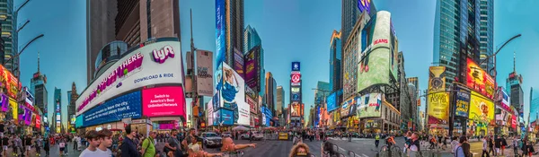 2017年10月4日 2017年10月4日 品牌和剧场的霓虹灯广告 时间为下午晚些时候 时代广场是纽约生活和娱乐的象征 — 图库照片