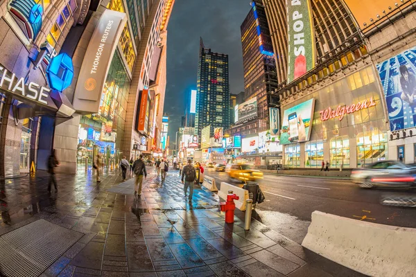 Oct 2017年 品牌和剧场的霓虹灯广告 有时在清晨广场 时代广场是纽约生活和娱乐的象征 — 图库照片