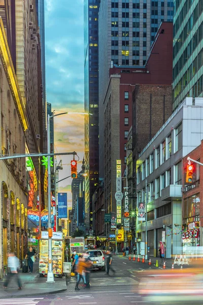 2017年10月5日 ニュース ブランド 劇場のネオン広告が早朝に広場で タイムズスクエアはニューヨークの生活と娯楽の象徴です — ストック写真