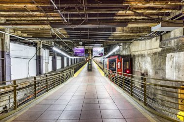 NEW YORK, ABD - OCT 5, 2017: Manhattan şehir merkezindeki ünlü büyük merkez terminalden tren kalkıyor. Grand Central, ABD 'deki en ünlü tren istasyonudur..