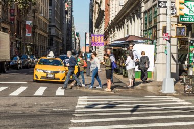 NEW YORK, ABD - OCT 5, 2017: insanlar Broadway caddesini yaya geçidinde geçiyor. Broadway sanatçısı New York 'un en yaygın caddesi ve turistler için bir dönüm noktası..