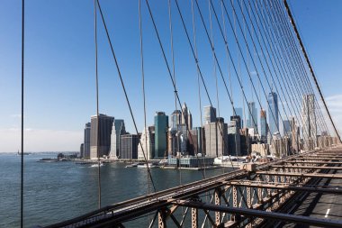 NEW YORK, ABD - OCT 6, 2017: insanlar New York 'taki ünlü Brooklyn Köprüsü' nü geçiyor. Metal ipler halat köprüsüne istikrar verir..