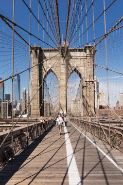 NEW YORK, ABD - OCT 6, 2017: insanlar New York 'taki ünlü Brooklyn Köprüsü' nü geçiyor.