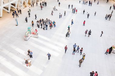 NEW YORK, ABD - OCT 6, 2017: NEW YORK - 8 Eylül: Oculus New York 'taki Beyaz Dünya Ticaret Merkezi' nin içi insanlarla dolu. İstasyon mimar ve mühendis Santiago Calatrava tarafından tasarlandı..