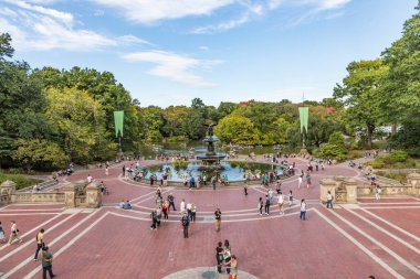 NEW YORK, ABD - OCT 6, 2017: Sonbahar Central Park, New York City 'deki Bethesda Çeşmesi' nde yürüyen insanlar