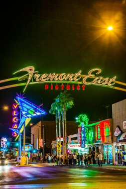 LAS VEGAS, ABD - 16 Haziran 2012: insanlar geceleri Las Vegas 'ta Fremont Caddesi' nin tadını çıkarıyorlar. Sokak Las Vegas 'taki en ünlü ikinci caddedir. Fremont Caddesi, Las Vegas 'ın kurulduğu 1905 yılına dayanıyor..