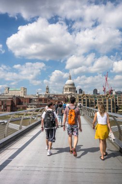 LONDON UK - 17 Haziran 2017: St Paul Katedrali 'ne giden insanlar. Bir Anglikan katedrali, Londra Piskoposu 'nun ve İngiltere, İngiltere Piskoposluğu' nun ana kilisesidir..