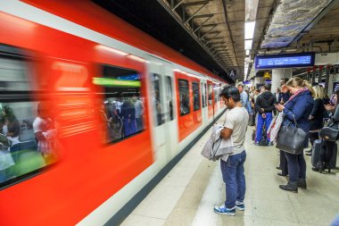 FRANKFURT, GERMANY - 15 Mayıs 2014: İnsanlar bir sonraki S-Bahn için Frankfurt tren istasyonunda bekliyor. Frankfurt ana istasyonu Almanya 'nın en büyük tren istasyonudur..