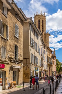 AIX EN PROVENCE, FRANCE - 11 AUG 2017: İnsanlar eski büyüleyici Aix en Provence kasabasını ziyaret etmekten zevk alıyorlar. Eski Roma kenti eski zamanlarda Kaynak 'ın başkentiydi..