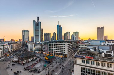 Frankfurt, Almanya - 18 Mar 2016: gün batımında Frankfurt siluetine bakış. Gökdelenlerin çoğu bankalara aittir. Burası bir bankacılık şehri..