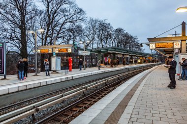 HAMBURG, GERMANY - 20 Ocak 2011: İnsanlar Kellinghus istasyonunda treni bekliyor ve sabah erken kalkmayı bekliyorlar. Hochbahn 1911 'de açıldı..