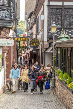 RUEDESHEIM, GERMANY - 26 Nisan 2017: insanlar Ruedesheim, Almanya 'daki ünlü Drosselgasse' ı ziyaret ediyorlar. Bu dar cadde Ruedesheim 'in en ünlü turistik yeridir..