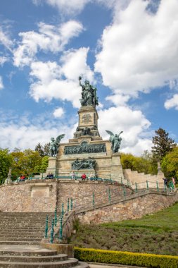 RUDESHEIM, GERMANY - 26 Nisan 2017: Niederwalddenkmal Anıtı 'nı ziyaret eden turist, Ruedesheim yakınlarındaki Niederwald Peyzaj Parkı' nda bulunuyor.