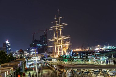 HAMBURG, ALMANY - 24 AUG 2011: Rickmer Rickmers 'ı Hamburg' a gönderin. Rickmer Rickmers, Hamburg limanında bir müze gemisi olarak demirlemiş bir yelkenli gemisidir.