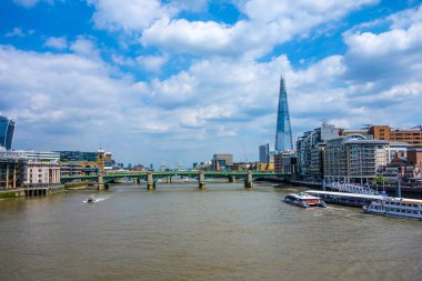 LONDON, İngiltere - 17 Haziran 2017: Thames nehri üzerinde Londra silueti, Çömlek görünür, nehirdeki botlar.