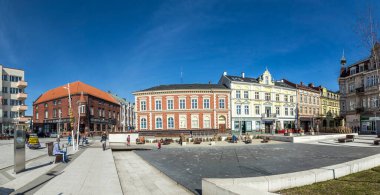 SwENEMUENDE, POLAND - MAR 28, 2016: Swenemuende, Polonya 'daki merkez pazar yerindeki eski binalar.