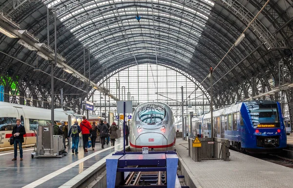 Frankfurt Alemanha Mar 2015 Pessoas Que Chegam Partem Principal Estação — Fotografia de Stock