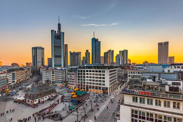 フランクフルト ドイツ 2016年3月18日 夕暮れ時のフランクフルトのスカイラインを眺めます ほとんどの超高層ビルは銀行に属しています それは銀行の都市です — ストック写真