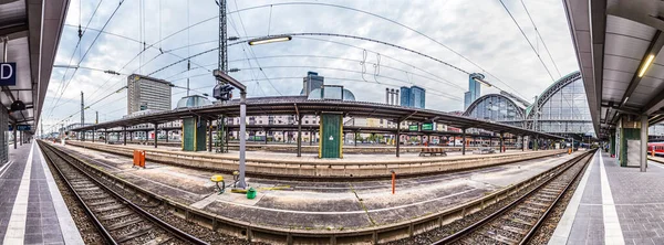 法兰克福 2016 人抵达及离开法兰克福火车站 古典主义火车站于 1899 年开通 是最大的德国 — 图库照片