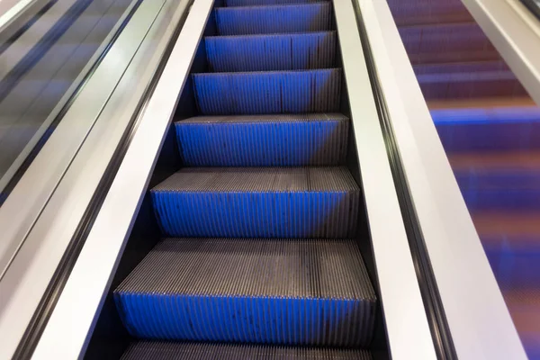 Detail Der Beweglichen Treppe Mit Blauem Neonlicht — Stockfoto