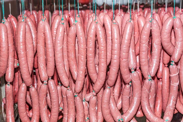 新鲜的德国腊肠在屠宰场在空气中烘干 — 图库照片