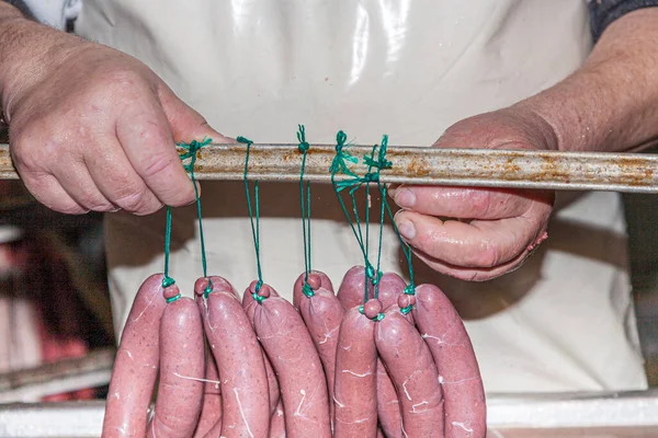Κρεοπωλεία Ετοιμάζει Μαγειρεμένα Λουκάνικα Για Διαδικασία Ξήρανσης Στη Γερμανία — Φωτογραφία Αρχείου