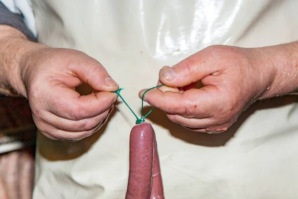 Rzeźnik Przygotowuje Gotowane Kiełbasy Procesu Suszenia Niemczech — Zdjęcie stockowe