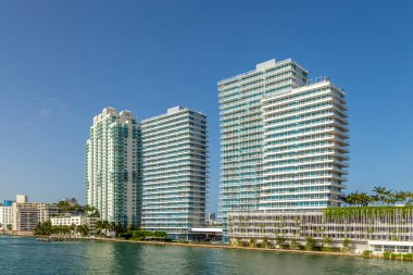 Gündüz mavi gökyüzü ile doğal miami manzarası