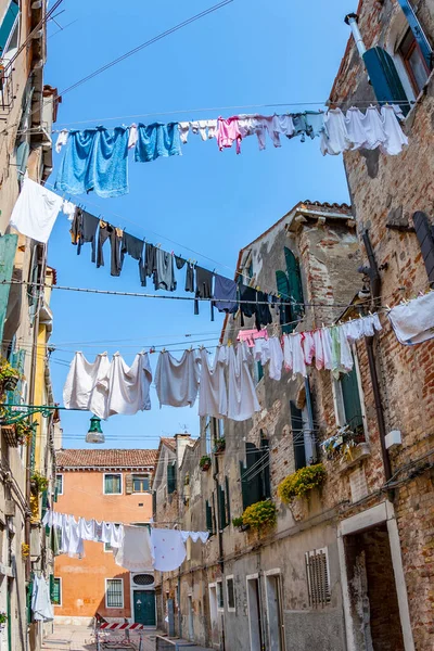 Clothes Clothesline Narrow Street Venice Italy — Stock Photo, Image