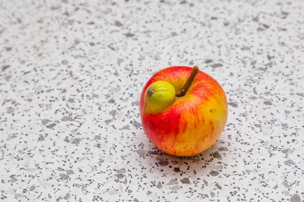 Świeże Jabłka Ciekawych Odkształceń Piękne Światło Daje Fantasy Podpowiedź — Zdjęcie stockowe