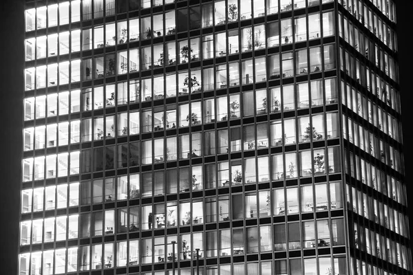 Fassade Eines Bürogebäudes Bei Nacht Mit Beleuchteten Fenstern — Stockfoto