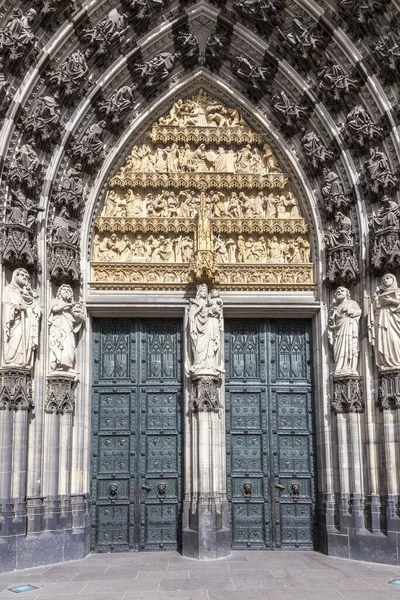 德国科隆美丽圆顶的入口 有使徒的雕像 — 图库照片