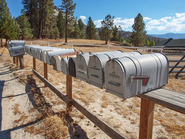 アメリカの通りにある家のメールボックスの多くは — ストック写真